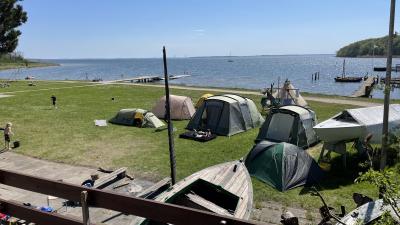 Spejderlejren i høj sol ved vandet